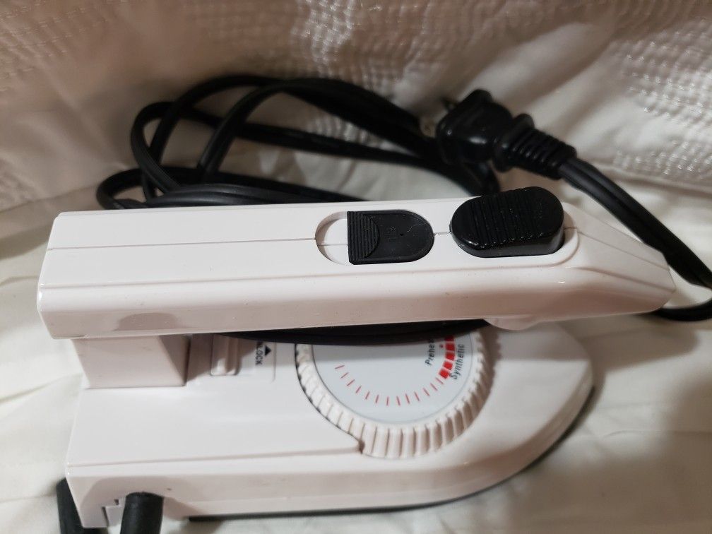 Sunbeam folding travel iron has steam.
