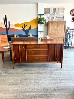 MCM Walnut Buffet / Sideboard / Mid Century Tv Stand / Entertainment Center