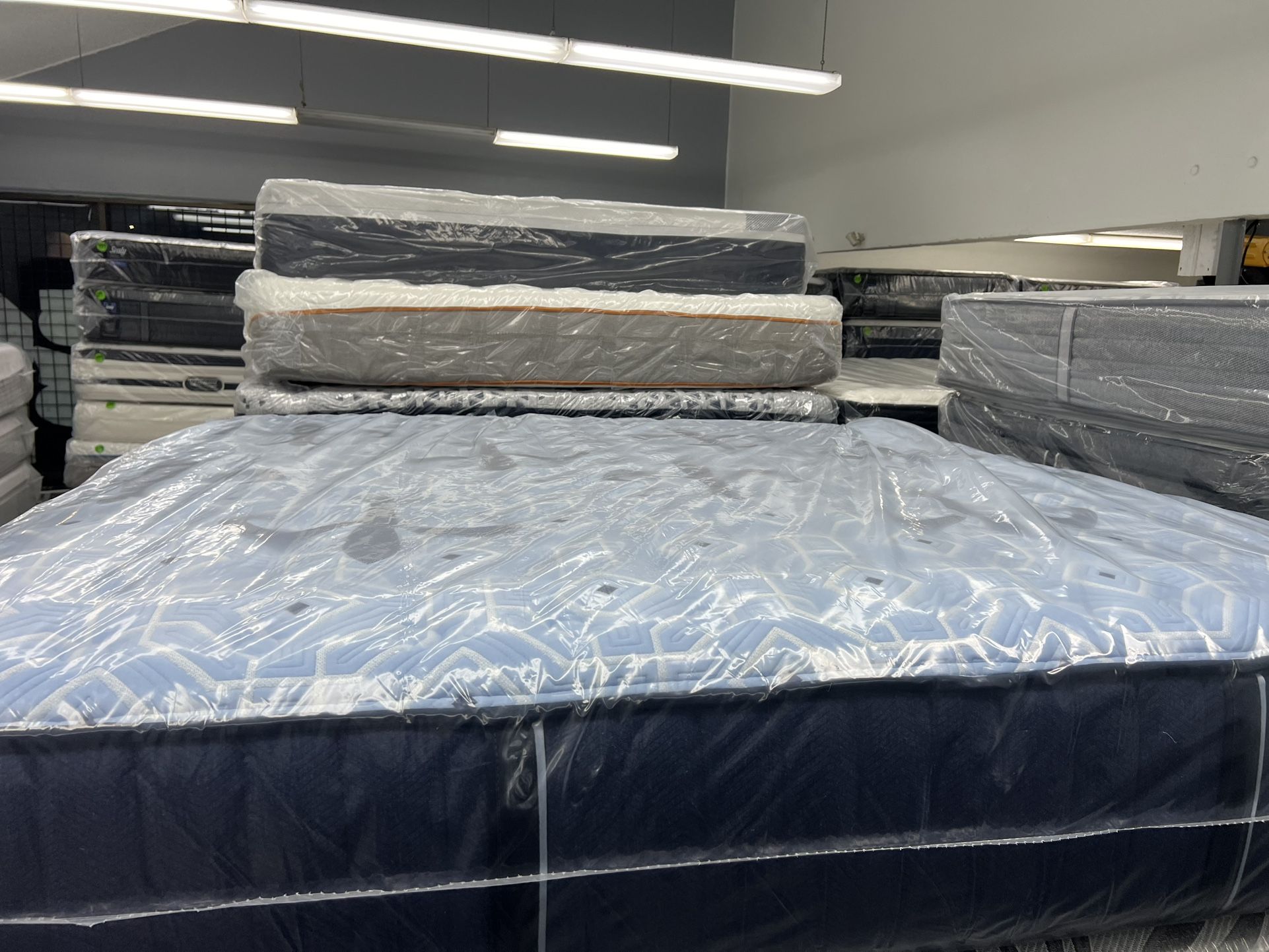 KING SIZE STEARNS & FOSTER ESTATE MATTRESS & BOX SPRINGS BED SET