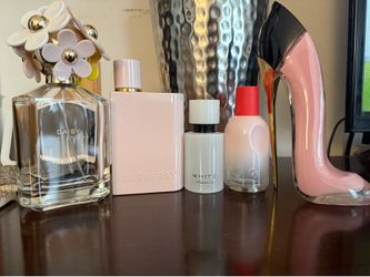 5 PERFUME BOTTLES DAISY EAU SO FRESH FEW SPRAYS LEFT**EMPTY PERFUME BOTTLES**GREAT DECOR**