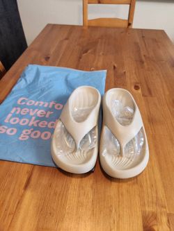 NEW IN BAG Women's Pillowslides Pillow Arch Support Flip Flops - Tan Size 9/10 (SE San Diego)