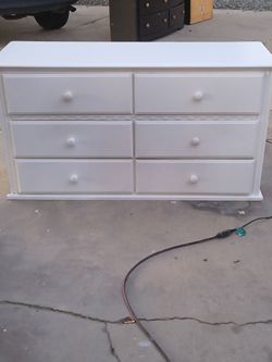 Six drawer dresser freshly painted all the drawers were perfect