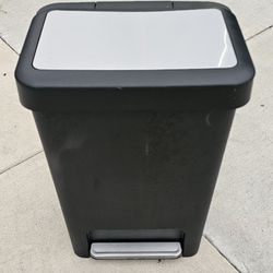 Step-On Plastic Trash Can 