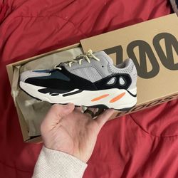 DS Yeezy Wave Runner Kids Size 2Y