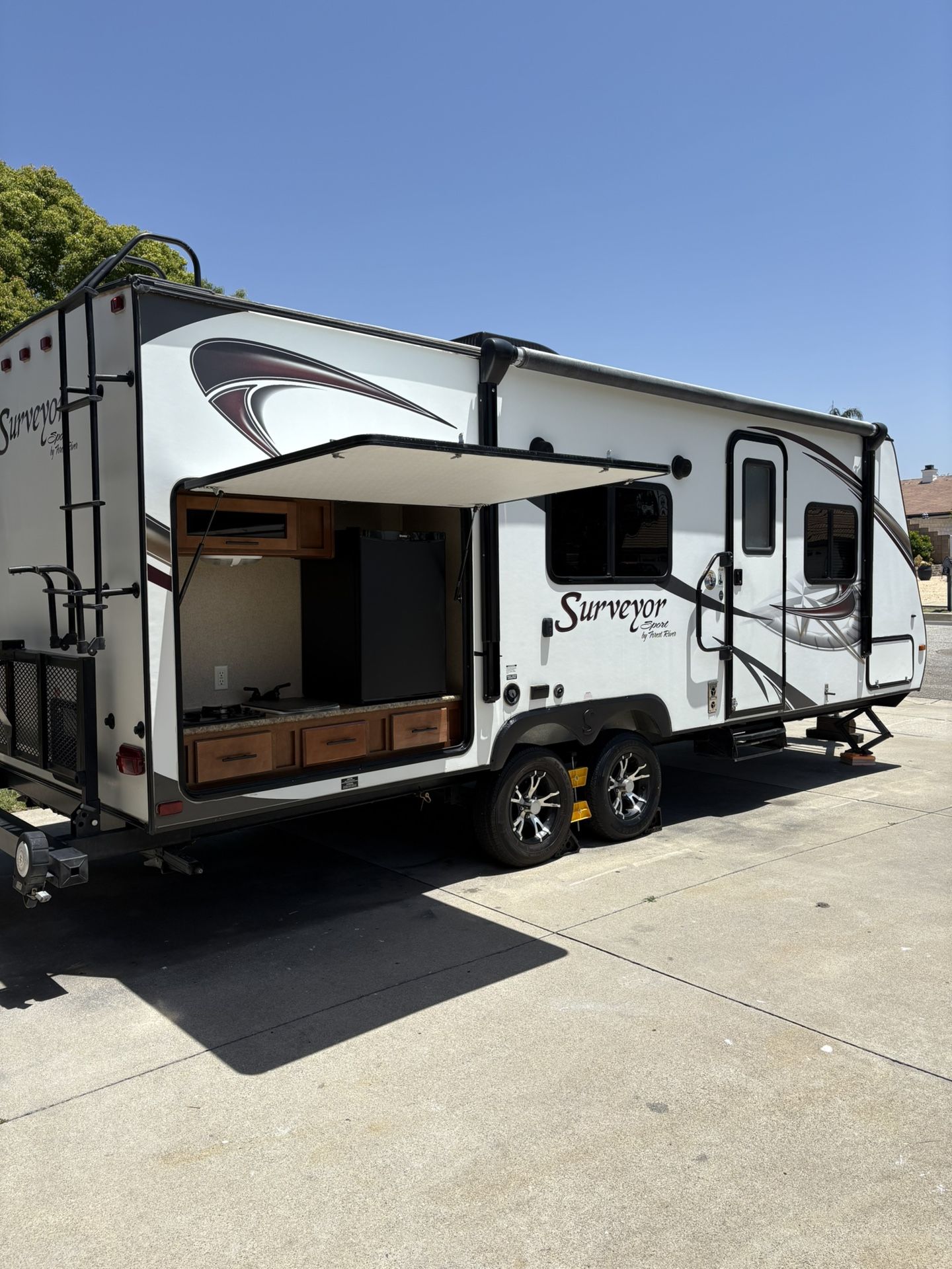 2014 Surveyor Forest River 24ft Travel Trailer With Slide