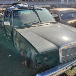 MERCEDES BENZ W123 300D 1985 PARTS CAR