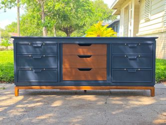 9-Drawer Dresser / TV Stand