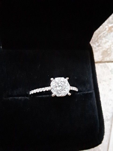 BRAND NEW 14KT WHITE GOLD ENGAGEMENT WEDDING RING**WITH  REAL DIAMONDS CLUSTER ALL AROUND**SIZE 7-8**PRICE 💯 % FIRM!!