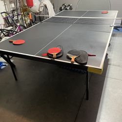 Table Tennis Table W/4 Rackets 