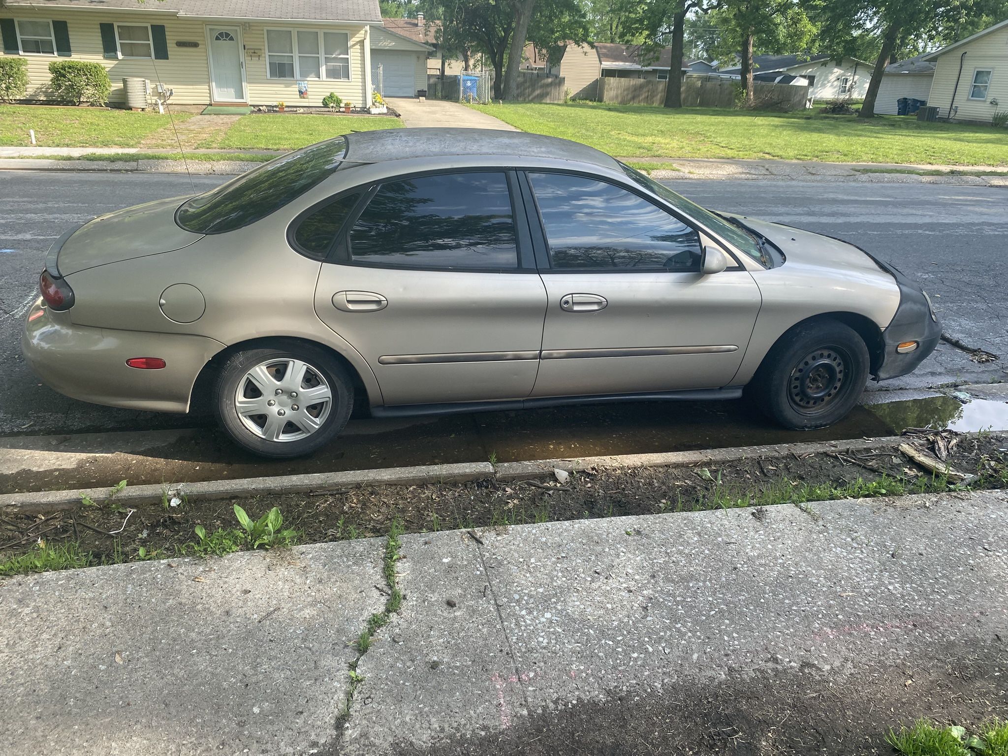 1999 Ford Taurus SE