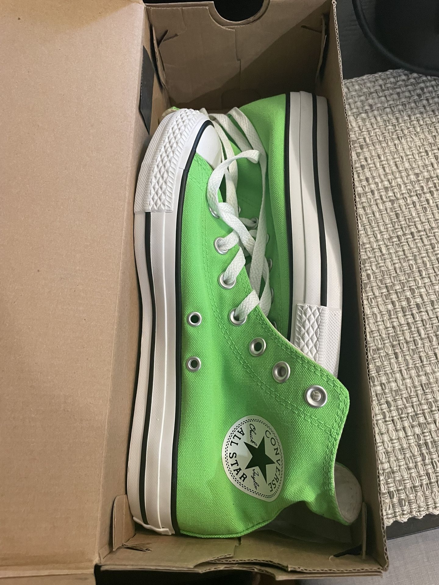 Converse, Neon Green, Size 6 in men’s