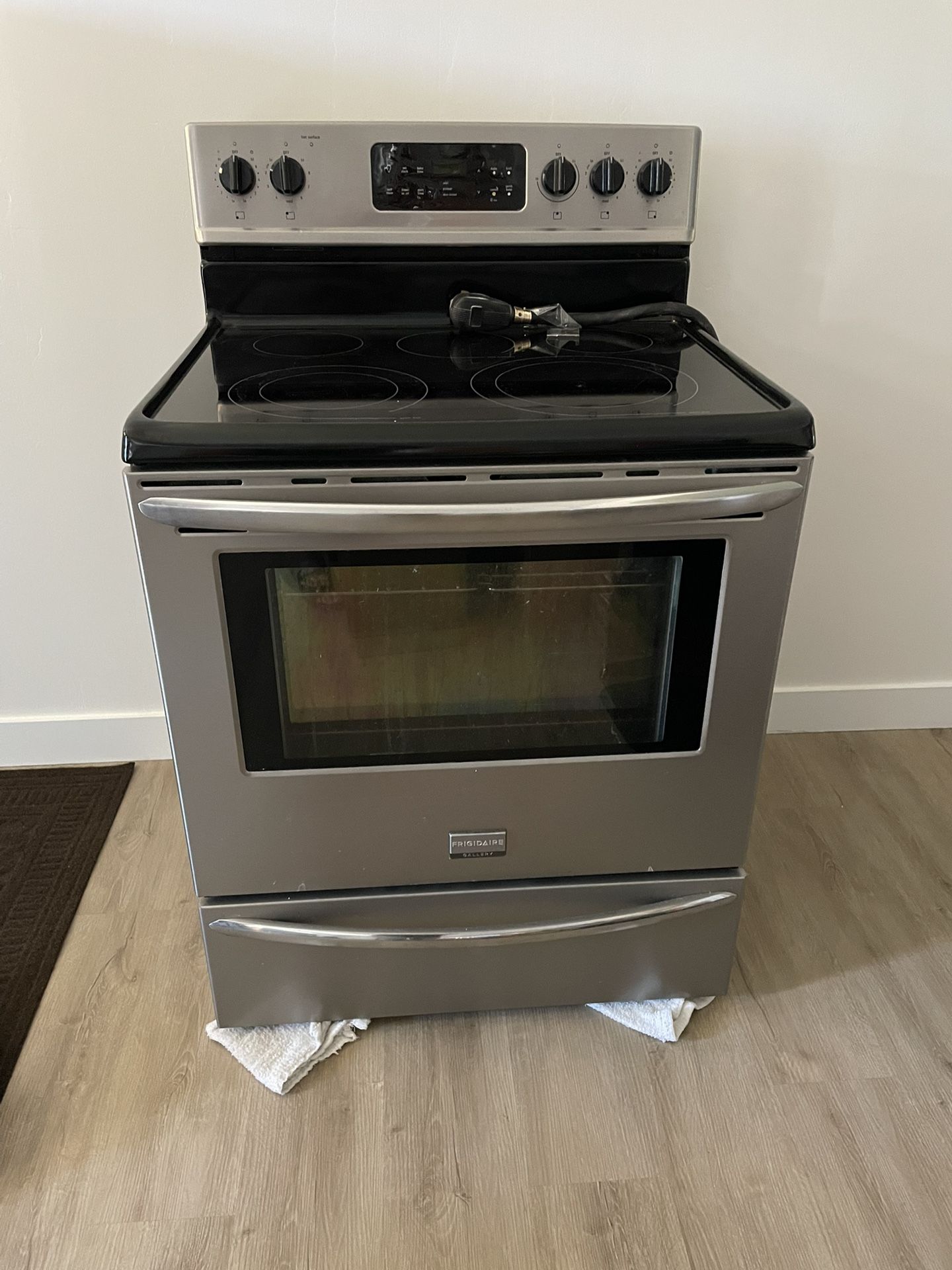 Frigidaire Gallery Electric Range Stove Oven