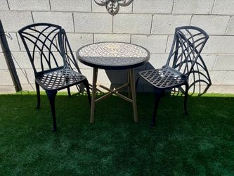 Like new 3 piece Metal Outdoor Patio Set. I