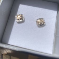 Gold Earings With Diamonds Around