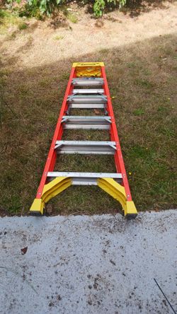 *WERNER 6 FT 300 LB CAPACITY LADDER* LIKE NEW
