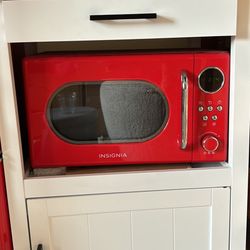 Insignia™ - 0.7 Cu. Ft. Retro Compact Microwave - Red