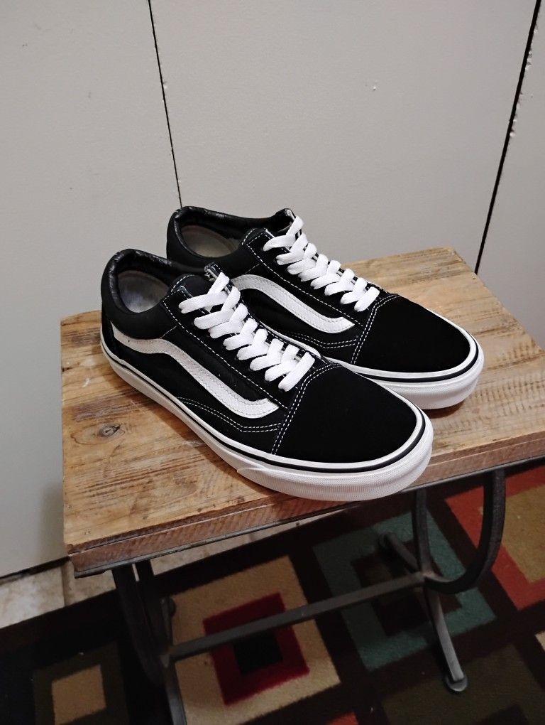 Very Nice Men's Black & White Vans Size (8) Located In Reedley