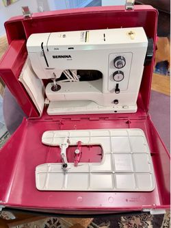 Bernina 830 Record Sewing Machine w/Case, Attachments & Manual