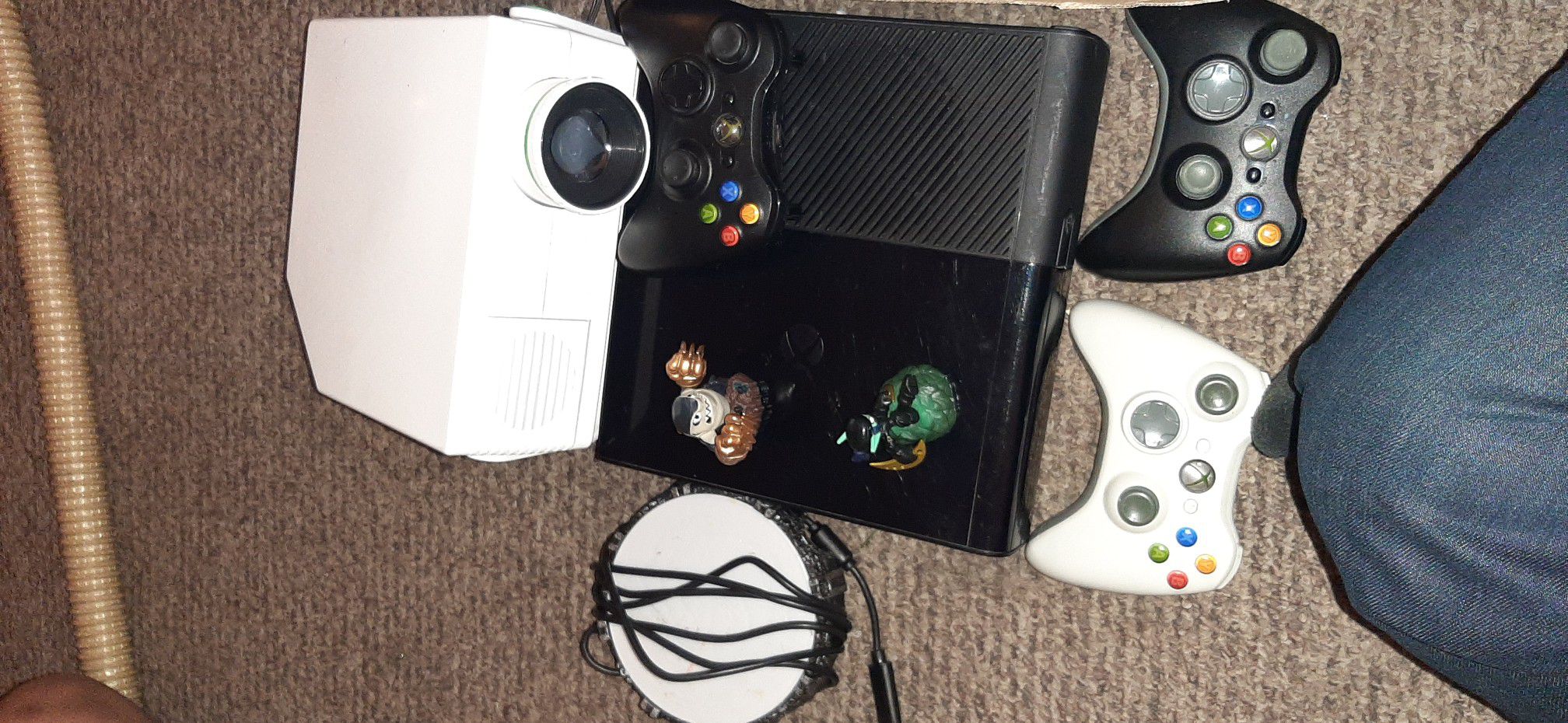Xbox 360, 3 controller, projector, 10 game
