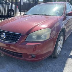 2.5L motor Altima 06 Niss an Red .