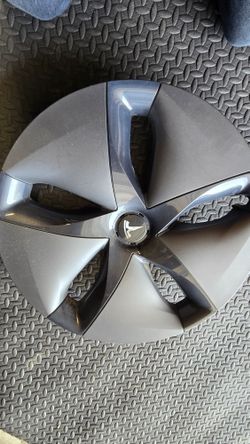 18-inch Tesla Model 3 Aero hubcap/wheel cover.