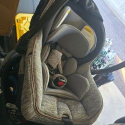 NEW MAXI COSI CAR SEAT. SWIVEL 
