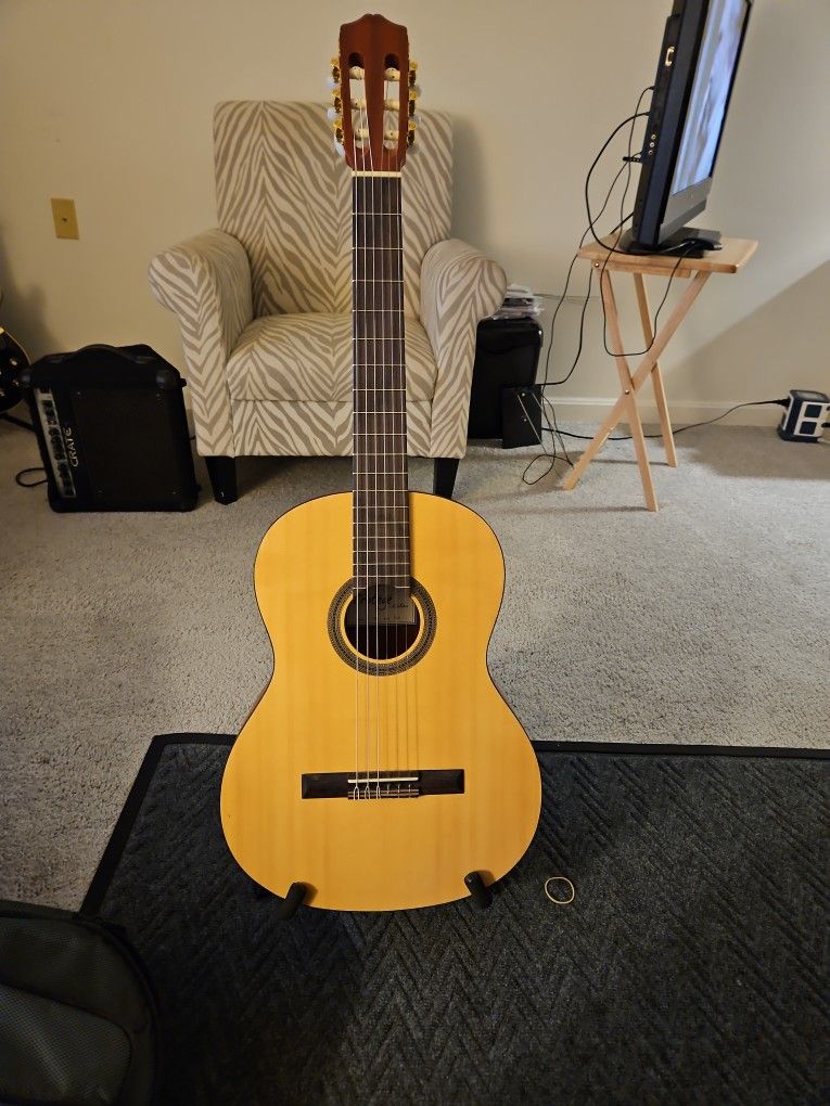 CORDOBA1 ACCOUSTIC GUITAR WITH MANUEL AND LESSONS