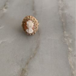 Italian Cameo Vintage Ring. 14 karat gold. Size 6 excellent condition.