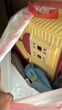 Free bluey doll house, house decor, books