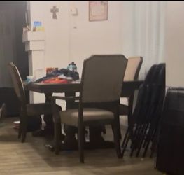 Table w/5 chairs