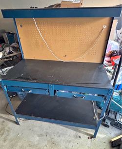 Work bench with pegboard READ DESCRIPTION ‼️