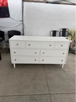 7 drawer white solid wood dresser ! Free delivery