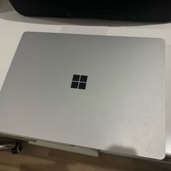 Microsoft Surface Laptop Intel Core i5, 4GB RAM , 13.3 Inches , Platinum Color * BROKEN SCREEN * But WORKS 