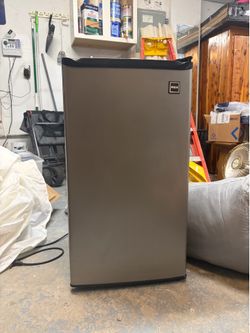 RCA Mini Fridge with Freezer – Great Condition – Works Perfect