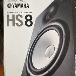 YAMAHA HS8 8” POWERED STUDIO MONITOR PLUS STANDS