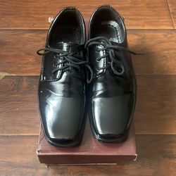 Black dress shoes