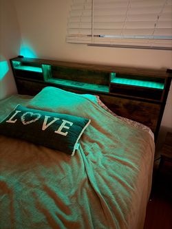 Queen bed, 2 nightstands and mattress