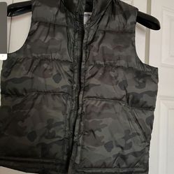 It’s Very Nice Vast For Boys The Size Is M The Color Is Military It’s From Old Navy This Is For Kids Not Adults 