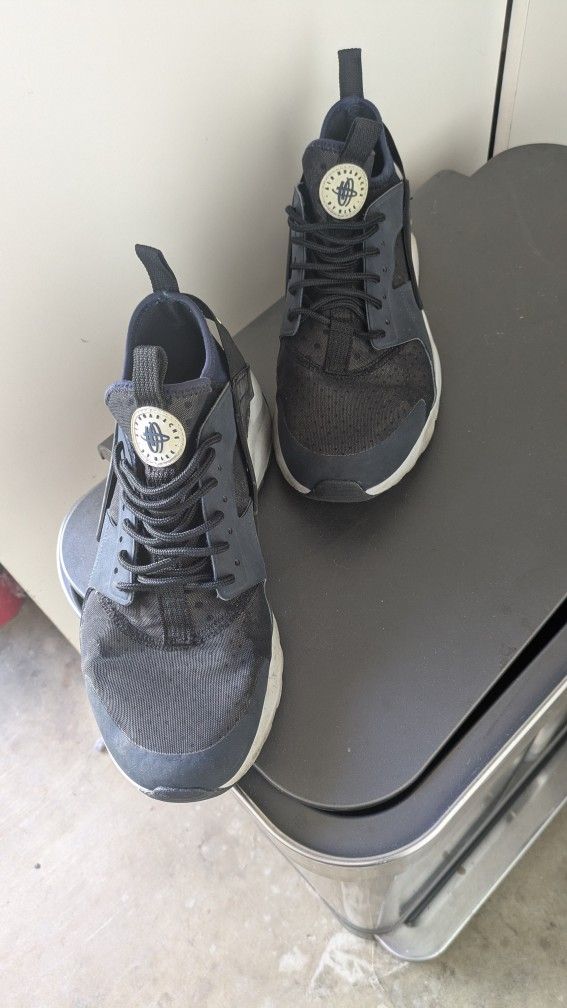 Nike Tennis Shoes US 9