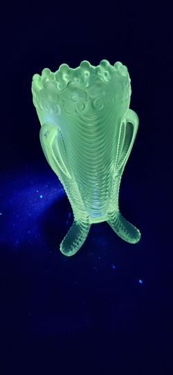 Gorgeous Antique Northwood 3-Footed "Daisy & Drape" Opalescent Glass Vase (Manganese)