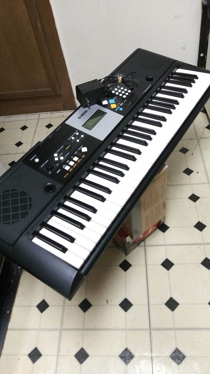 61 KEY NEW YAMAHA. PIANO KEYBOARD. ADAPTER CORD INCLUDED. USED ONLY A COUPLE OF TIMES. STILLVIN NEW CONDITION