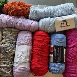 12 rollos de hilo para tejer Como nuevos  Todos por $30