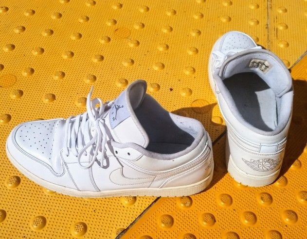 Nike Air Jordan 1 Low Triple White 553558-120 Leather Men’s - Size 13. Condition is Pre-owned