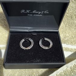 Beatifull Pair Of 18K white  Gold With Cúbico Zirconia
