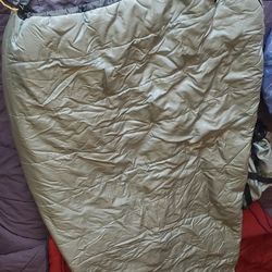 Slumberjack Backpacking 30° Sleeping Bag - Ultra-light/Ultra-compact 
- Very Nice Condition