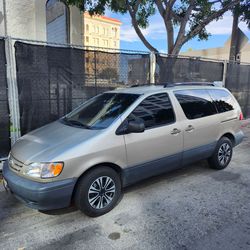 2003 Toyota Sienna LE 7 Passengers Minivan