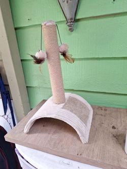 New 19 inch cat Scratch/play  post
