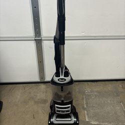 Shark Lift-away Deluxe Vacuum 
