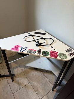 Corner table