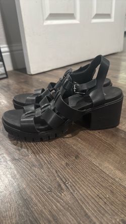 Chunky heel sandal size 8